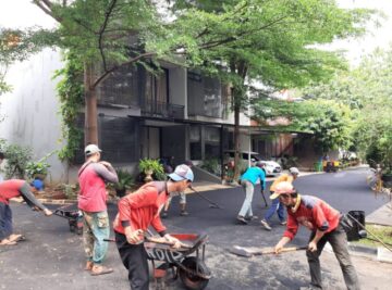 Pengaspalan Jabodetabek – Sebelum menentukan jenis aspal yang akan dijadikan lapisan dalam pembuatan aspal, tentu sebelumnya harus ditentukan terlebih dahulu berapa lebar tanah tersebut. Luas dan keadaan tanah tersebut sangat berpengaruh terhadap biaya aspal per meter. Karena besarnya biaya tersebut tergantung dari setiap meter jalan tersebut.