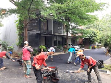 Pengaspalan Jabodetabek – Sebelum menentukan jenis aspal yang akan dijadikan lapisan dalam pembuatan aspal, tentu sebelumnya harus ditentukan terlebih dahulu berapa lebar tanah tersebut. Luas dan keadaan tanah tersebut sangat berpengaruh terhadap biaya aspal per meter. Karena besarnya biaya tersebut tergantung dari setiap meter jalan tersebut.
